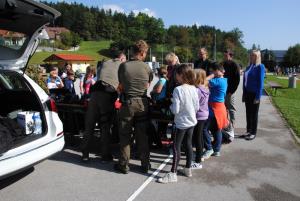 Šolarji so dan preživeli v policijski družbi, tudi pasji 8